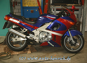 Kawaski - Montage und Reparatur, nicht nur Autos auch Motorräder reparieren und restaurieren wir mit viel Liebe zum Detail. Kawasaki Reperatur, Reifen Service in Kempen stets Fahrzeugpflege Henrich.